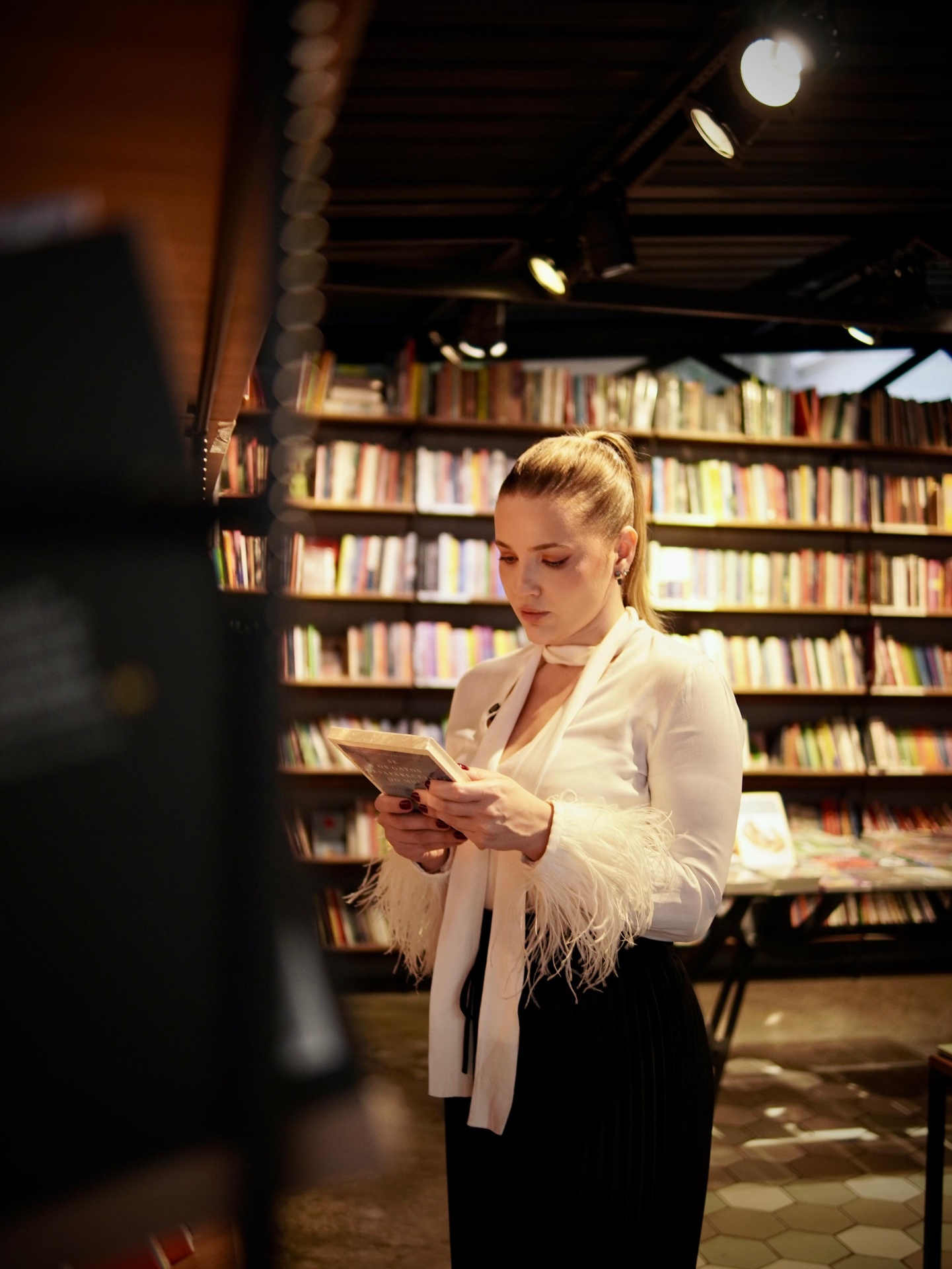 Graciele Welter em uma livraria