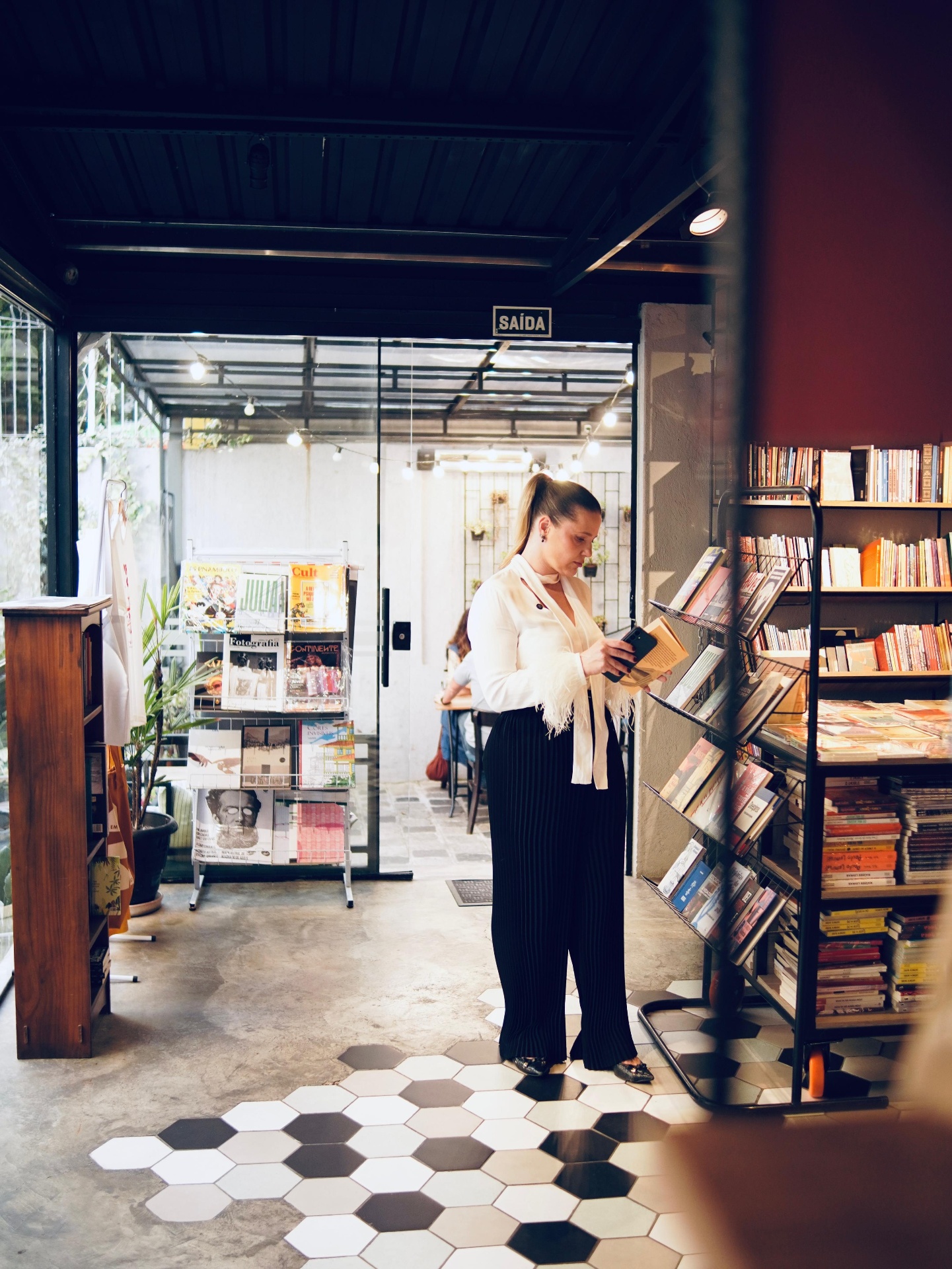 Graciele Welter na entrada da livraria